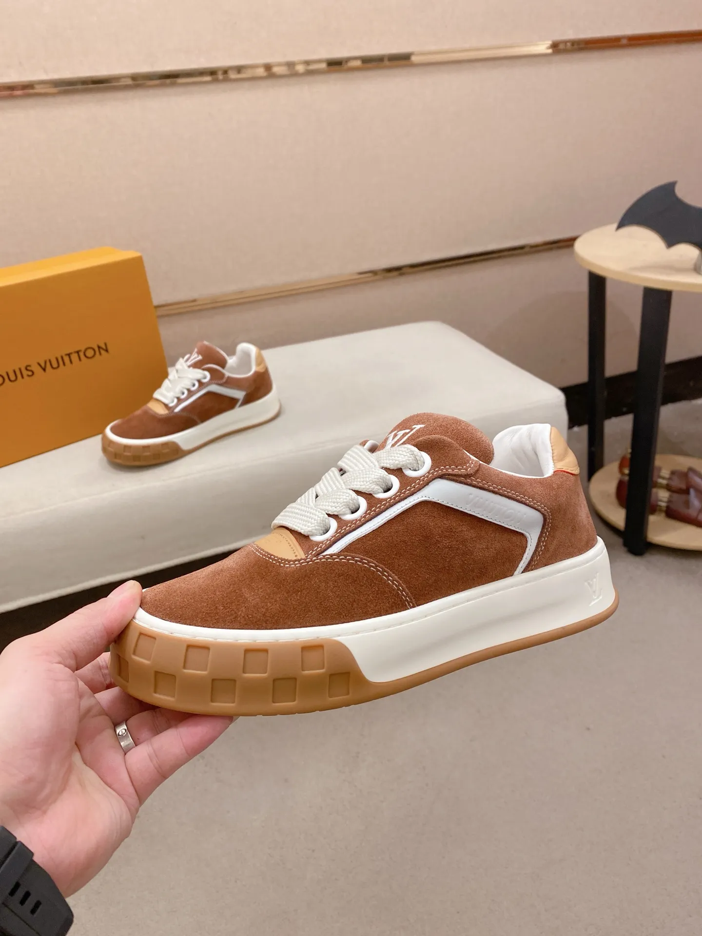 Factory price: 480💰 LV 🫏The colorful interpretation of BUTTERSOFT sneakers combines sheepskin, The colorful interpretation of LV BUTTERSOFT sneakers combines sheepskin and calfskin for a super soft feel. Designed by Pharrell Williams, this '60s-inspired shoe features a padded upper that's been crafted by Louis Vuitton craftsmen to further enhance the comfort of the leather. In addition to the LV initials, it features multiple signatures, including natural leather trim and an embossed pattern of Pharrell Williams and lobster on the side, referencing the Fall/Winter 2025 men’s show. A must-have artifact for fashionistas✅ Code number 38-44
